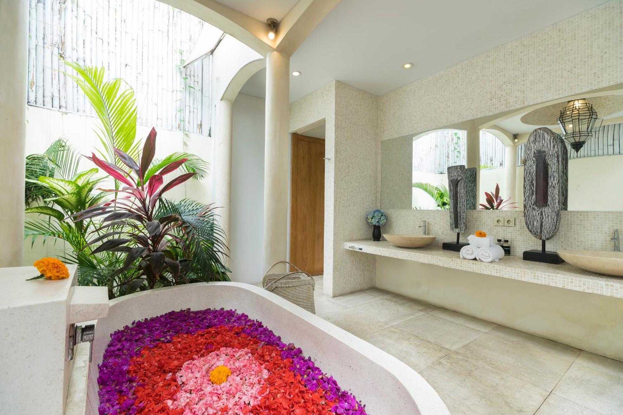 Elegant Villa Casabianca - Tropical Pool & Garden, Near Potato Head Beach Club! Seminyak  Exterior photo